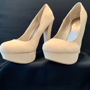 QUPID NUDE SUEDE SIZE 7 HEELS